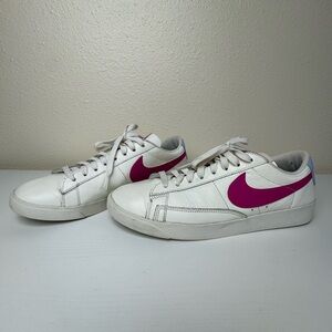 Nike Women's Off White Leather Sneakers with Magenta Swoosh. US Size 10